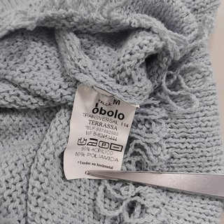 Top de punto fino azul con flecos