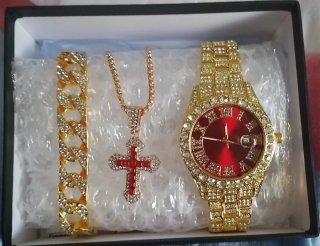 Reloj y Joyería Hombre Dorado y Rojo