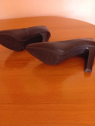 Zapatos de tacón negro de piel Chamby.