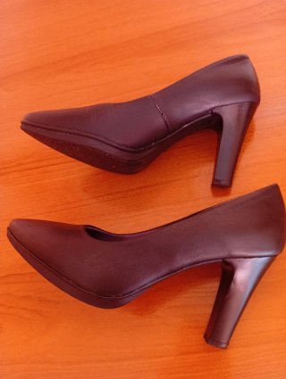 Zapatos de tacón negro de piel Chamby.