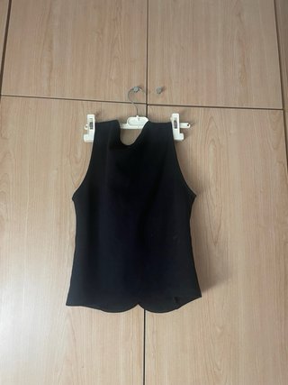 Chaleco negro con botones