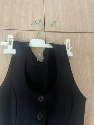 Chaleco negro con botones