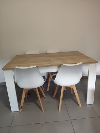 Mesa de comedor y 4 sillas