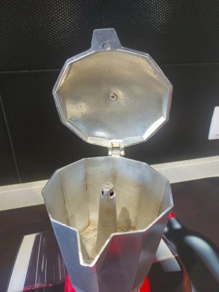 Cafetera italiana roja y plateada