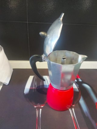Cafetera italiana roja y plateada