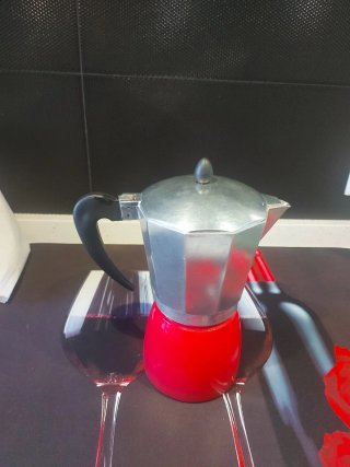 Cafetera italiana roja y plateada