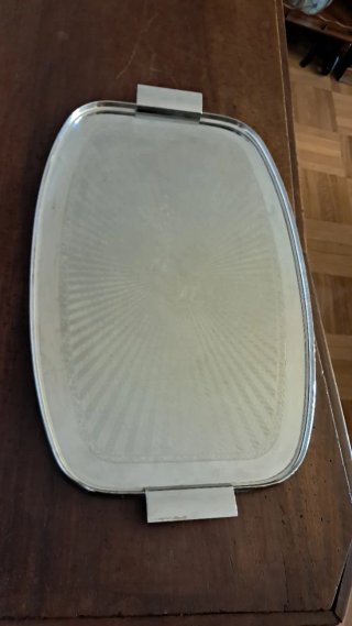 Bandeja de metal con asas
