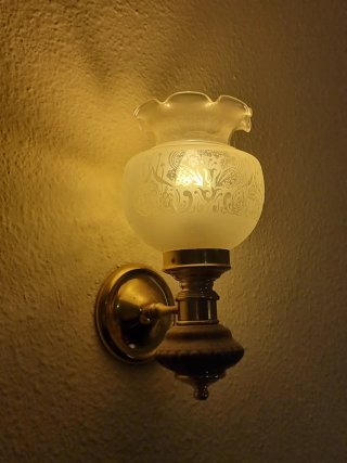 Lámpara de pared antigüa, latón y cristal grabado