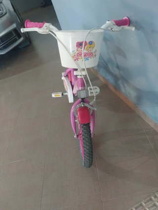Bicicleta infantil rosa con cesta