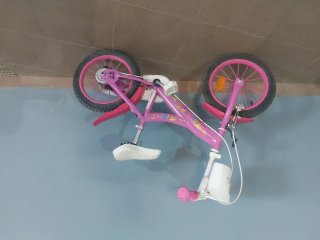 Bicicleta infantil rosa con cesta