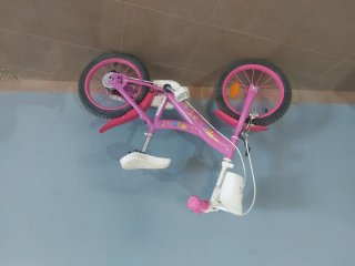 Bicicleta infantil rosa con cesta