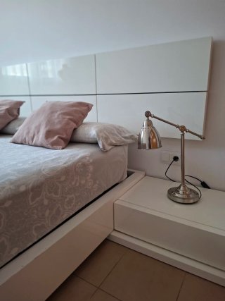 Dormitorio de matrimonio blanco