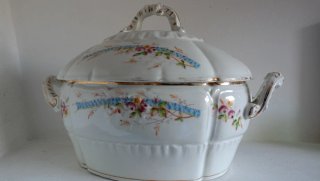 Sopera de porcelana con flores