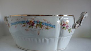 Sopera de porcelana con flores