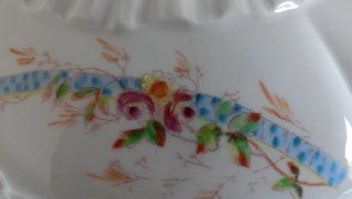 Sopera de porcelana con flores