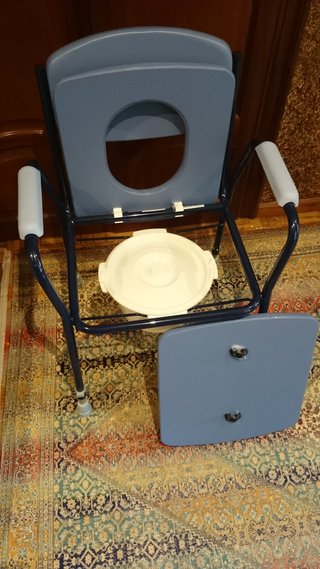 Silla de ducha azul y blanca
