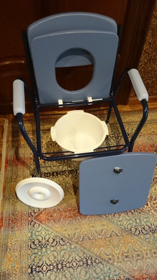 Silla de ducha azul y blanca