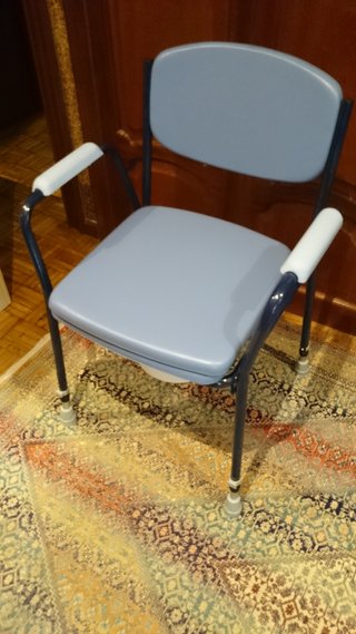 Silla de ducha azul y blanca