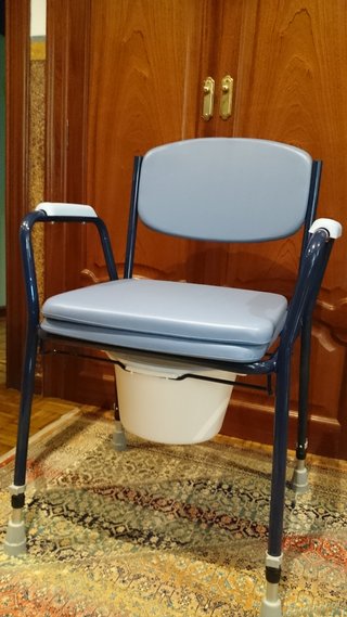 Silla de ducha azul y blanca