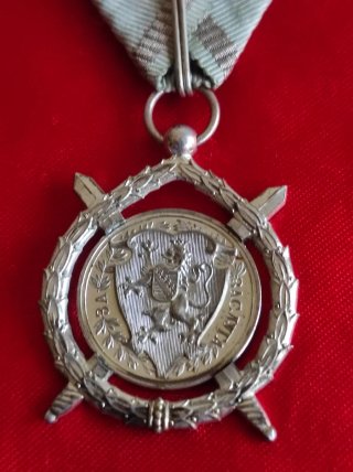 Medalla militar con retrato y cinta