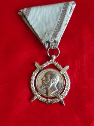 Medalla militar con retrato y cinta