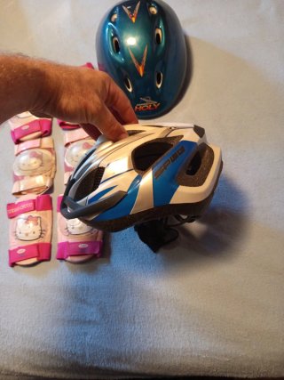 Cascos y rodilleras Hello Kitty para niños