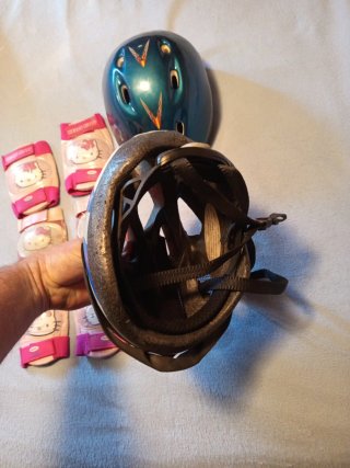 Cascos y rodilleras Hello Kitty para niños