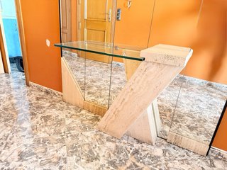 Recibidor de diseño en marmol travertino y espejo.