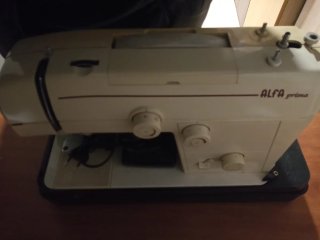 Máquina de coser beige y plateada