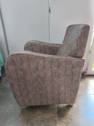 Sillón estampado serpiente rosa metalizado