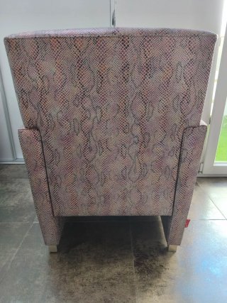 Sillón estampado serpiente rosa metalizado