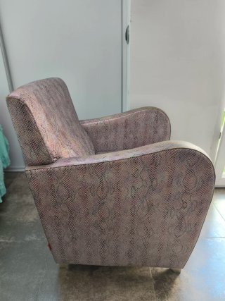 Sillón estampado serpiente rosa metalizado