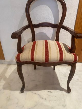 Mesa de comedor y 4 sillas de madera