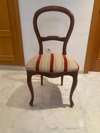 Mesa de comedor y 4 sillas de madera