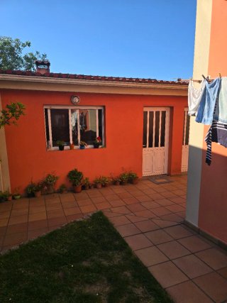 2 puertas y ventana doble con persiana.