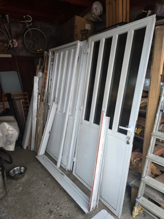 2 puertas y ventana doble con persiana.