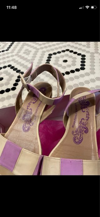 Sandalias planas ante beige y morado