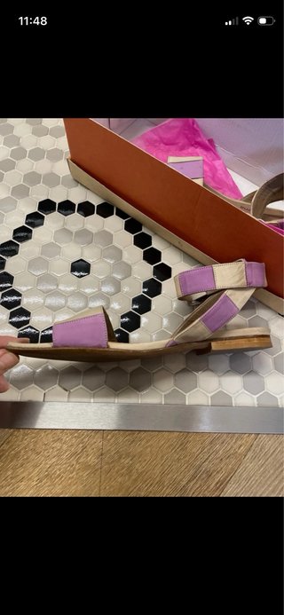 Sandalias planas ante beige y morado