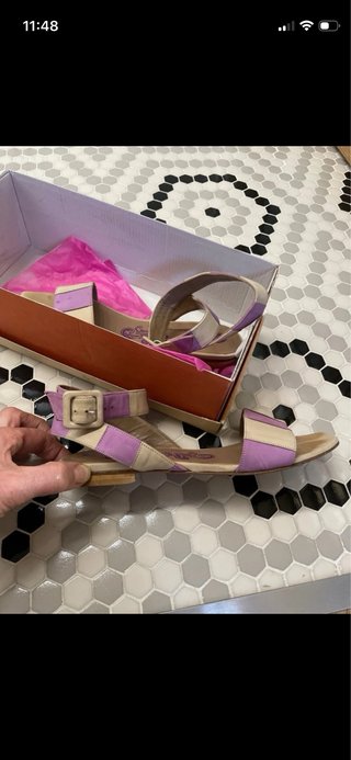 Sandalias planas ante beige y morado