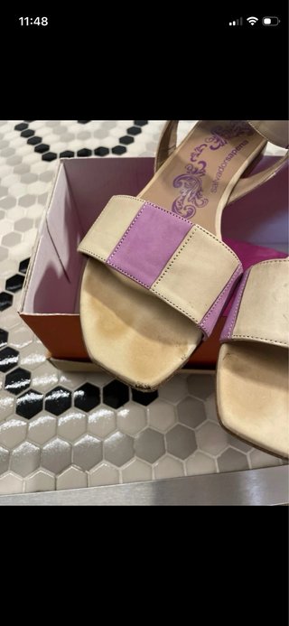 Sandalias planas ante beige y morado