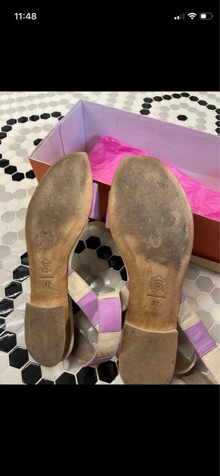 Sandalias planas ante beige y morado