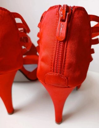 Zapatos de tacón rojos para mujer