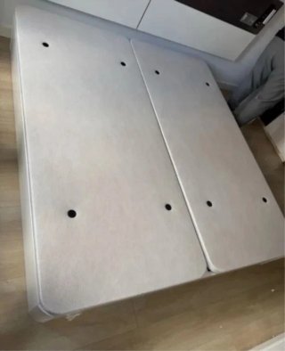 Cama matrimonial con colchon color blanco