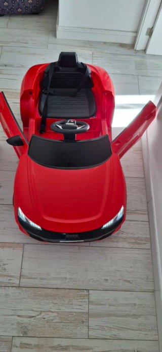 Coche eléctrico Audi RS e-tron GT rojo