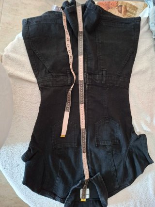 Mono vaquero Bershka corto manga corta.