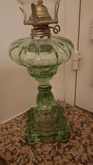 Lampada a olio in vetro verde