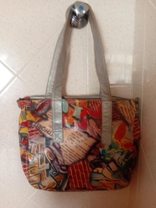 Bolso piel estampado graffiti
