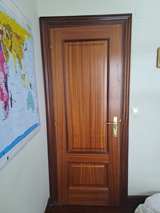8 puertas simples y 1 puerta doble de madera