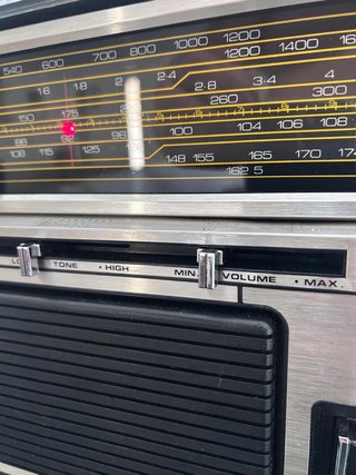 Vintage multiband radio working