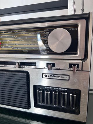 Vintage multiband radio working